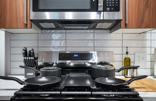 Shadyside Apartment | Flawless 3BR Suite | 4 beds|A+ Location w/2 Decks