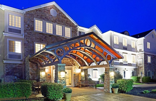 Cranbury Condo | Free Breakfast Buffet. Outdoor Pool. Great for Groups + Only 30 Min from Six Flags!