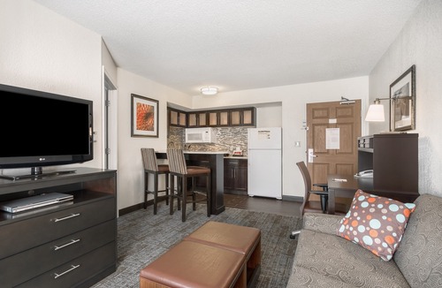 Christiana Condo | Free Breakfast. Outdoor Pool. Near the University of Delaware!