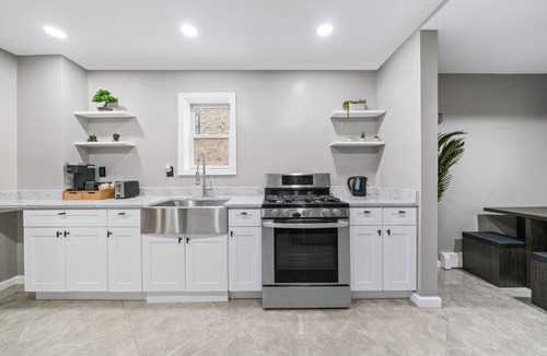 Bayonne Apartment | Free Parking | 1 min NYC Train| Sleeps 12