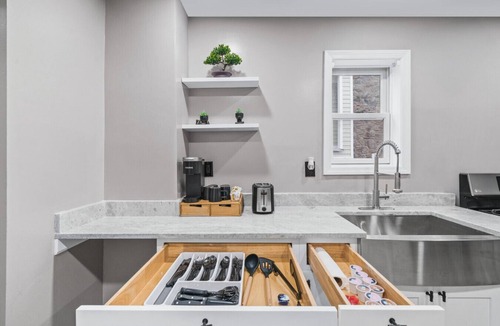 Bayonne Apartment | Free Parking | 1 min NYC Train| Sleeps 12