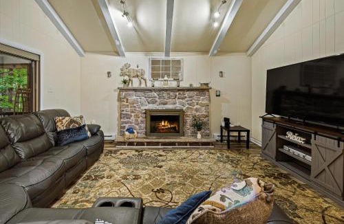 Briar Crest Woods House | Frolic on Fern by AvantStay Enclosed Deck w Forest Views Bar