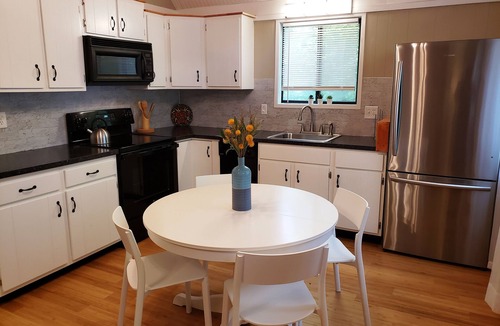Thornhurst House | From $49/night - 1400sf self-checkin 3bd Modern Chalet