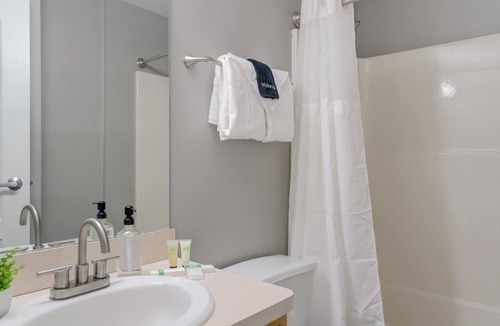 Gateway District Apartment | Frontdesk | 2 BR Apt by the Wolstein Center