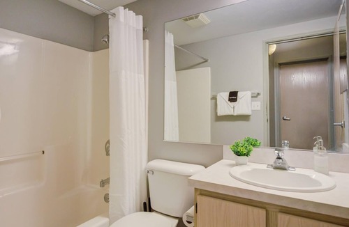 Gateway District Apartment | Frontdesk | 2 BR Apt by Progressive Field