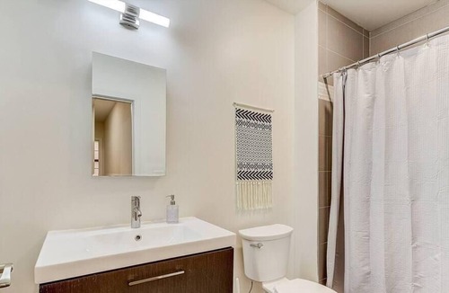 Northern Liberties Apartment | Frontdesk | Spacious 2BR Northern Liberties Apt