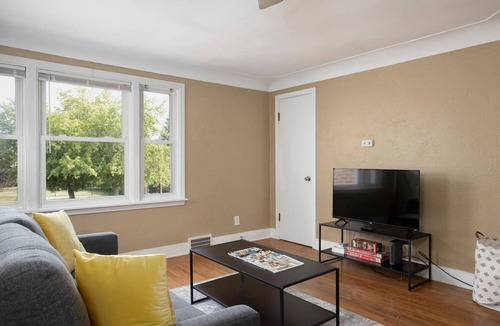 West Seneca Apartment | Full stocked park view flat in South Buffalo w/garage parking