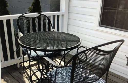 Foster Cottage | Fully Furnished 2 Bed single level - Ivy Branch Cottage