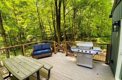 Amanda Cabin | Fully Renovated Cabin in Hocking Hills - Hot Tub, Game Room, Wifi, Fireplace