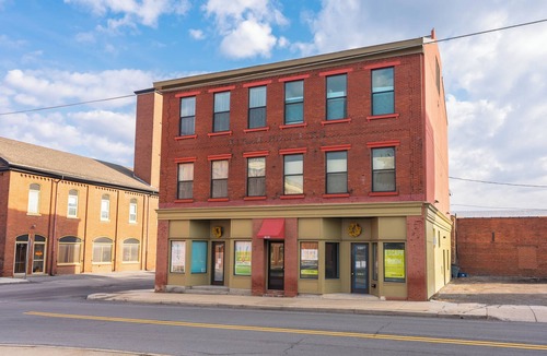 Altoona Apartment | Furn 2nd Flr 1-BR apart 8 mins to UPMC convenient location near downtown Altoona