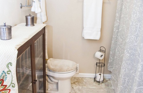 Forest Hills Apartment | Garden View Apartment, Large Studio - Perfect if you're on a budget!