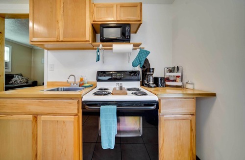 Geneva-on-the-Lake Cottage | Geneva Cottage w/Patio - Walk to Park, Lake Erie!
