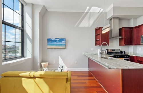 Olde Kensington Apartment | Glam Flat w View/Pool/Deck