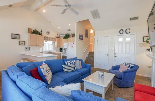 Gold Coast Condo | Goldcoast-Steps to Beach 2nd Flr-3 bedrm/2 bths, Prvt Rooftop Dck w/Ocean Views!