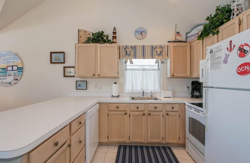 Gold Coast Condo | Goldcoast-Steps to Beach 2nd Flr-3 bedrm/2 bths, Prvt Rooftop Dck w/Ocean Views!