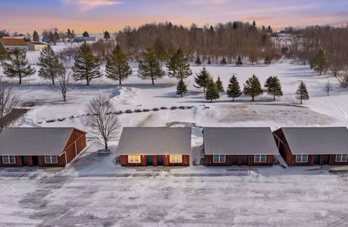 Tully Cabin | Golf, Outdoor Bar, Restaurant - The Cedar Haven