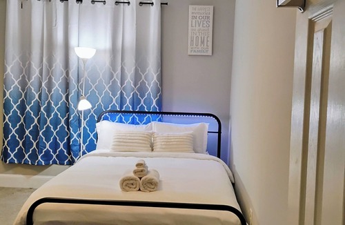 Gallaudet Bed & Breakfast | Gorgeous and Serene Private Room in charming Washington with WiFi, AC