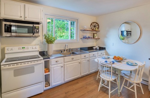 Annapolis Apartment | Gorgeous Carriage House close to USNA, walk to stadium, free parking, pets+kids