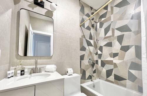 Mott Haven House | Gorgeous NEW Townhouse minutes NYC*3baths*Parking* Fast Wifi