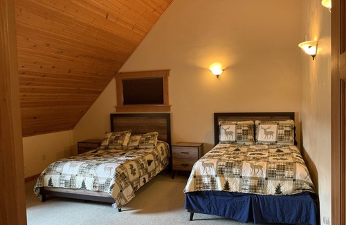 Indiana Cabin | Gorgeous, remote lodge on 100+ acres, 15 min from downtown Indiana
