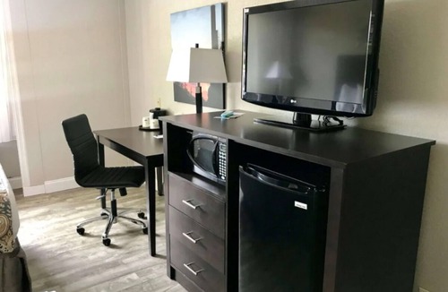 Bethlehem House | Great Find! 2 Awesome Units, Onsite Pool, Near SteelStacks, Free Parking!