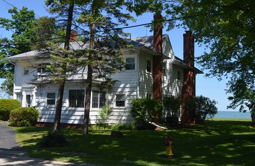 Geneva House | GREAT GETAWAY ! a 3200 sq. ft. LAKEFRONT HOUSE, LARGE YARD 176ft. OF WATERFRONT