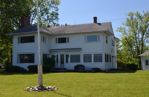Geneva House | GREAT GETAWAY ! a 3200 sq. ft. LAKEFRONT HOUSE, LARGE YARD 176ft. OF WATERFRONT