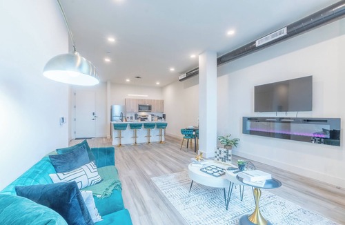 Orange Apartment | Green Getaway with Free Parking & 2 baths. 5 beds+Sleeps 8! ✨20% OFF 7 days✨