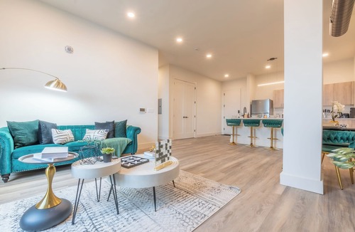 Orange Apartment | Green Getaway with Free Parking & 2 baths. 5 beds+Sleeps 8! ✨20% OFF 7 days✨