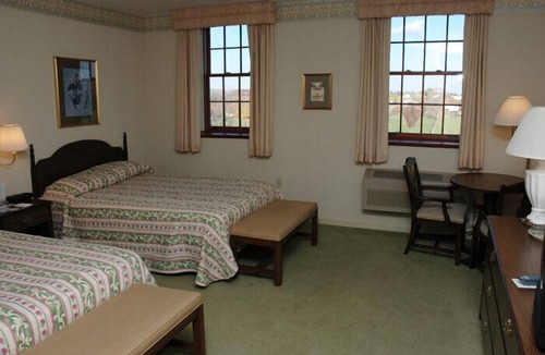 Abbottstown Hotel | Guest Quarters at The Bridges Golf Club