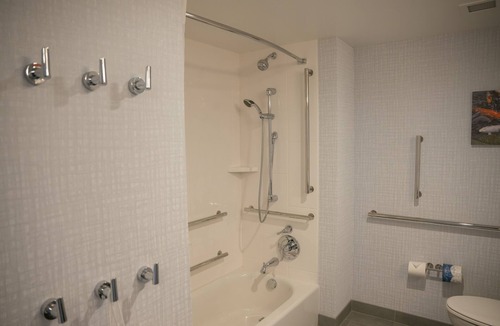 Erie Hotel | Hampton Inn & Suites Erie Bayfront