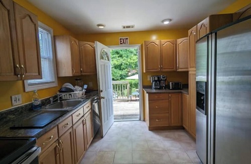 Hyattsville House | Hans' Villa - Charming 8 Bedroom Home with 2 Bathsnn