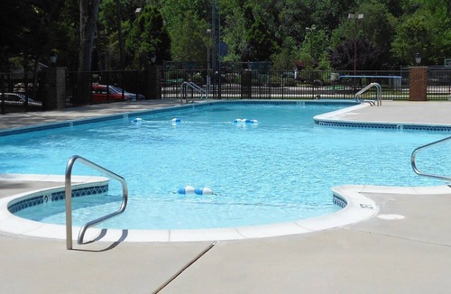 Wantage House | Happy Glamper with a lake, 2 pools and beautiful nature