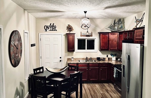 Jamestown Cottage | Harbor Hideway is a cozy, romantic gem minutes away from Jamestown Marina!