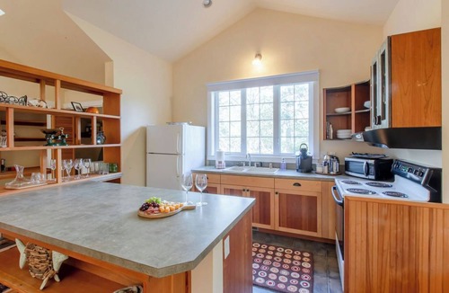 Cannon Beach House | Haystack Luxury - Private Studio for Monthly Stays, Near Chapman Point, Deck + BBQ