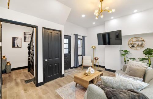 Pittsburgh House | Heart of Downtown, 5 mins to Andy Warhol Museum, Parking Available, Private Fenced Backyard, Smart TV, Washer and Dryer in Unit