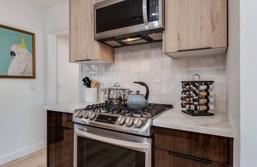 Village Grove House | ☆ Heated Pool & Spa! Putting Green! Pool Table! Ping Pong! The Sweet Life ☆