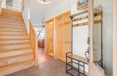Wolf Laurel Apartment | Hibernation Station - MTN Views near Asheville!