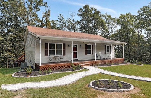 Mount Jackson House | Hickory House - Mountain home with Hiking, Wineries, Hot tub & more!
