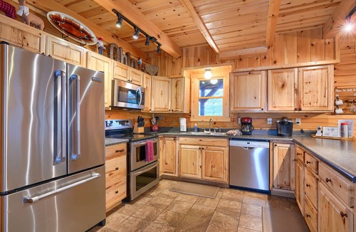 Logan Cabin | Hidden Lake Lodge: Fish, Hot Tub, Wifi, Laundry, + 30 acres in Hocking Hills