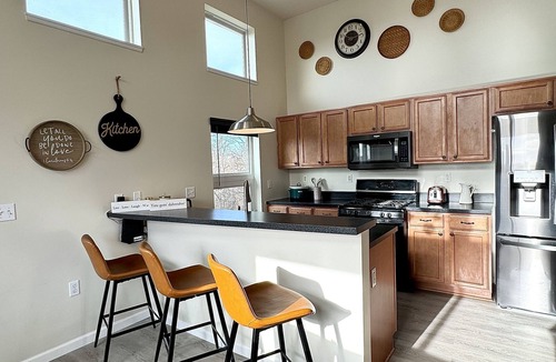 Pittsburgh House | Hidden Pearl - City Skyline View - Free Hot Spa