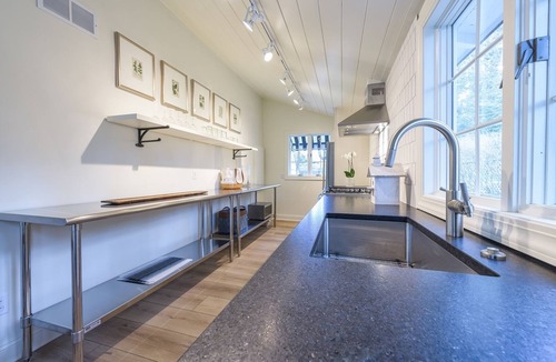 Douglas House | Hidden Ravines: Luxury 3 bedroom secluded retreat near Douglas Beach