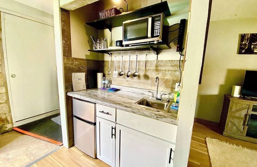 Port Clinton Apartment | Hidden Studio Retreat + Walk to Jet Express+Dining