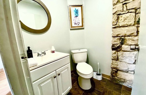 Port Clinton Apartment | Hidden Studio Retreat + Walk to Jet Express+Dining