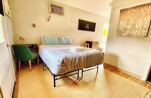 Port Clinton Apartment | Hidden Studio Retreat + Walk to Jet Express+Dining