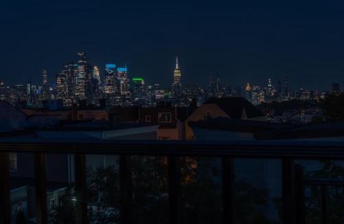 The Heights Apartment | High-end House with 2 FREE Park Spots, rooftop NYC views and backyard with deck, 6BRs, 2FLs plus bsmt, 11 beds, 3 bath, Sleep 19, 20 PERCENT OFF