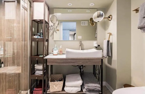 Downtown Wilmington Condo | High tech 1BR Condo with Basement Lounge
