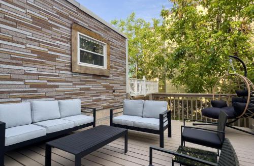 The Heights Apartment | Highend Hideaway Duplex with 1 FREE Parking, backyard and deck, pool table, 2 Kings plus 2 Baths, Sleeps 10, 2 Floors! 20 PERCENT OFF