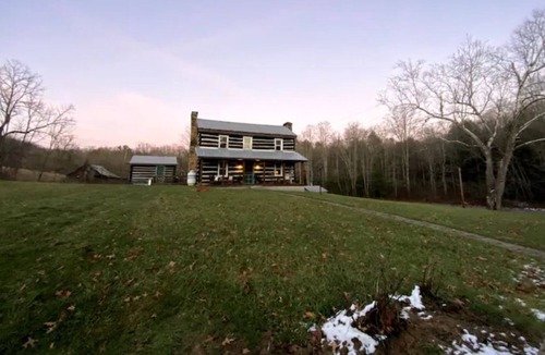 Saxon House | Historic 1855 Covey House Near NEW RIVER GORGE , and Lake Stephens
