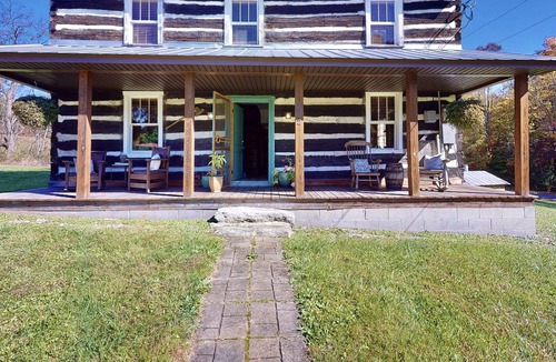 Saxon House | Historic 1855 Covey House Near NEW RIVER GORGE , and Lake Stephens